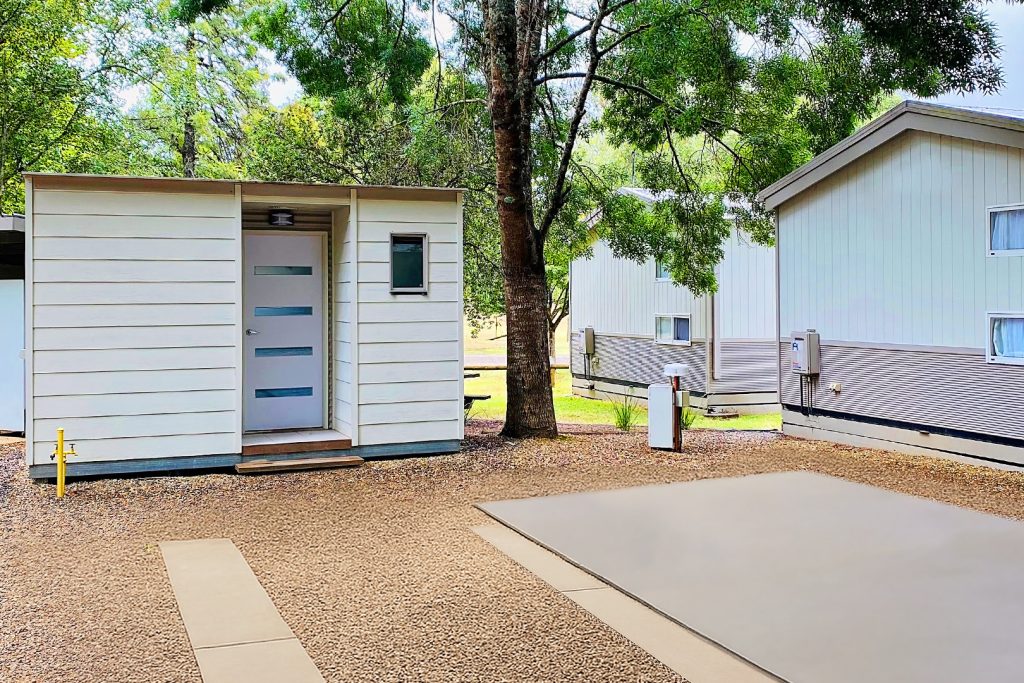 03-bright-valley-holiday-park-ensuite-site Spacious ensuite site under shady trees near Bright in Victoria’s High Country