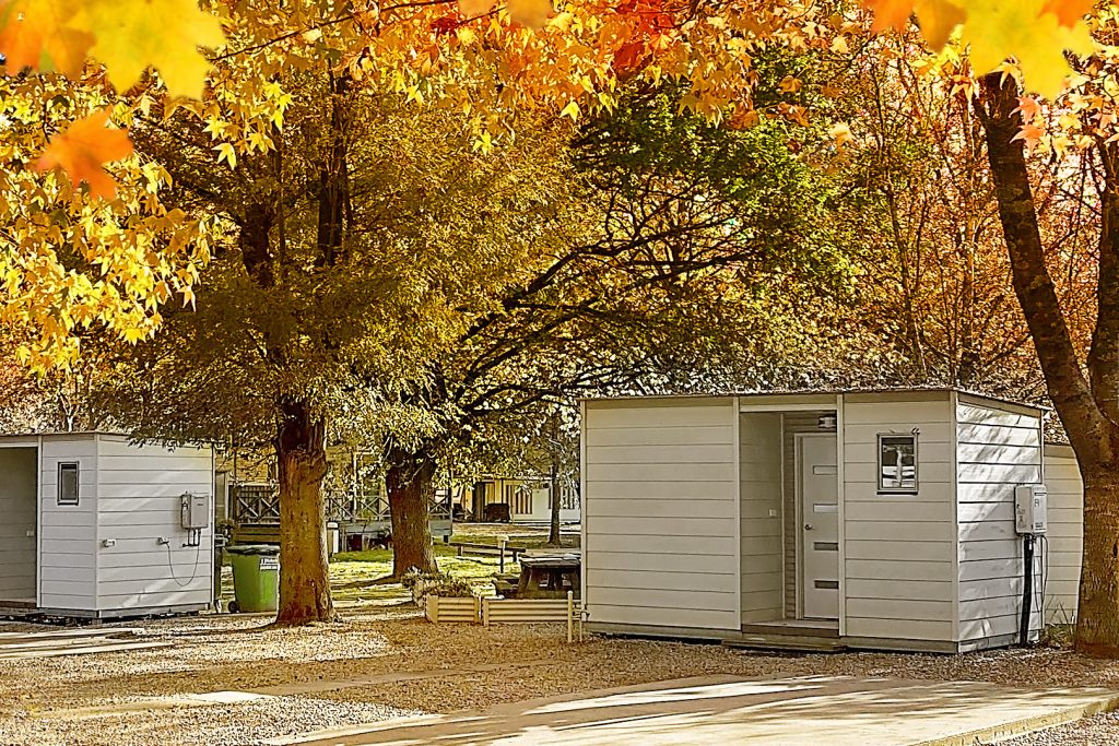04-bright-valley-holiday-park-ensuite-site Private ensuite bathroom for powered caravan site in Porepunkah Victoria