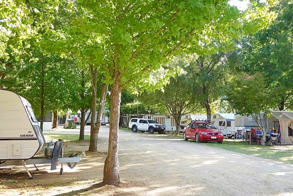 04-bright-valley-holiday-park-powered-site Powered caravan and camping site at Bright Valley Holiday Park in Porepunkah, Grassy Area, Plenty of Shade