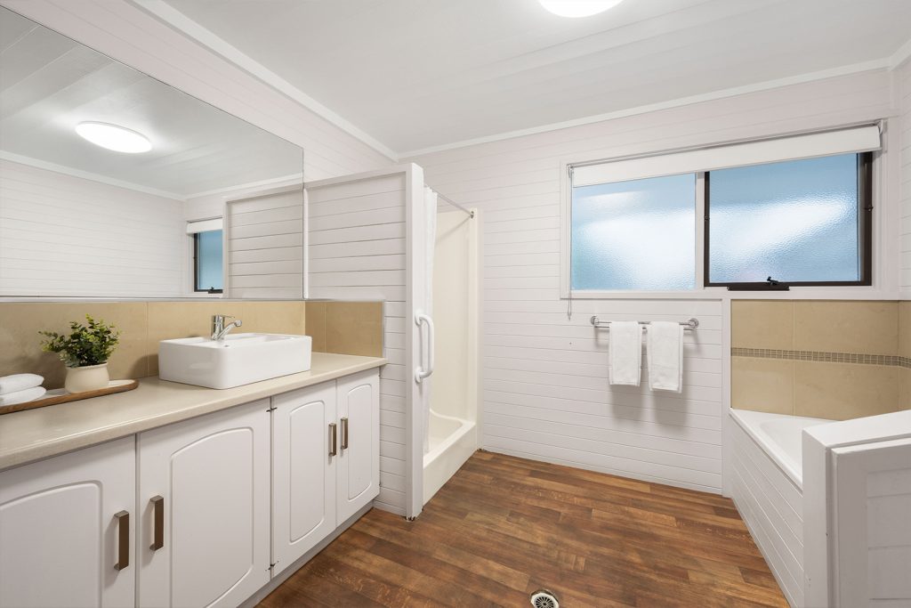 05-bright-valley-holiday-park-riverbend-retreat-2brm Bright Valley Holiday Park, Porepunkah, Alpine Area, Mount Buffalo, 2 Bedroom Accommodation, Riverbend Retreat, Holiday Home