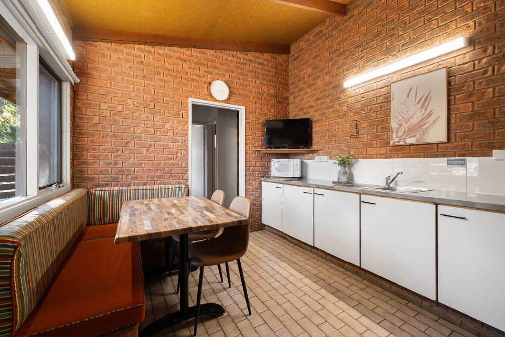 06-bright-valley-holiday-park-alpine-studio Bright Valley Holiday Park, Porepunkah, Alpine Area, Mount Buffalo, Ovens River, 2 Bedroom Accommodation, Alpine Studio, Bungalow, Accomodation in Bright Victoria