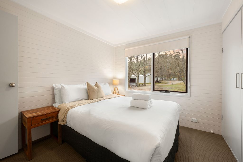 08-bright-valley-holiday-park-riverbend-retreat-2brm Bright Valley Holiday Park, Porepunkah, Alpine Area, Mount Buffalo, 2 Bedroom Accommodation, Riverbend Retreat, Holiday Home