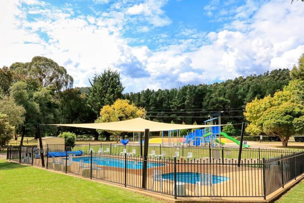 04-bright-valley-holiday-park-swimming-pools Bright Valley Holiday Park, Porepunkah, BIG 4, Swimming Pools
